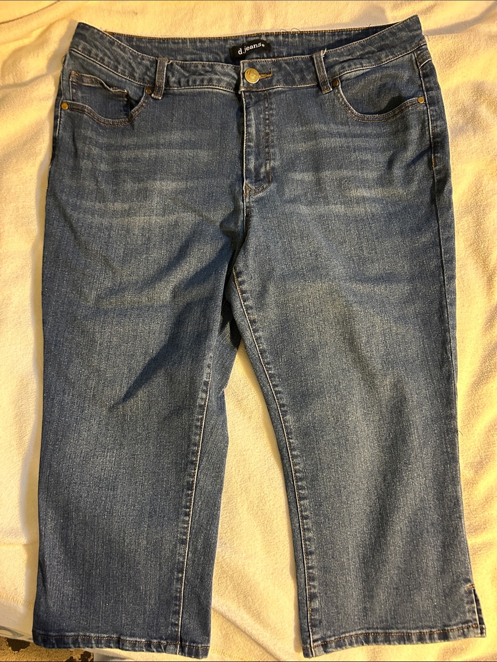 d. jeans Relaxed Fit Women’s Capris in Medium Blue Wash